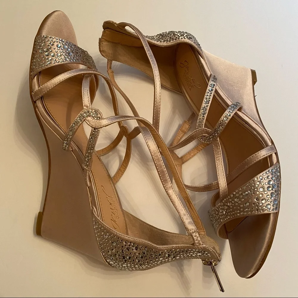 BADGLEY MISCHKA JEWEL SHOES WEDGE TAN FABRIC SATIN CRYSTALS STRAPPY Size 8